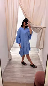 Vestido corto color verde militar, con cuello mao, botones frontales, mangas cortas acampanadas y volados en el ruedo. Confeccionado en lino. Fabricado en Italia.