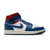 Championes de corte medio Jordan Air Mid 1, con diseño tricolor en azul, blanco y rojo. Confeccionados en cuero con el logo de Jordan Wings en el lateral y el swoosh característico de Nike.