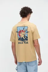 Remera marrón de manga corta con calce relajado, confeccionada en jersey de algodón pesado. Presenta una pequeña estampa con texto en el pecho y un diseño estampado en la espalda.