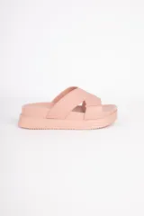 Sandalias abiertas color rosa con tiras anchas cruzadas y plataforma.
