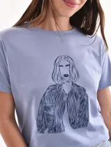 Remera lila con estampado frontal con la frase "Gracias por nada".