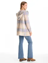 Cardigan abierto de tejido suave con diseño de cuadros, manga larga con hombros caídos y capucha integrada. Presenta dos bolsillos frontales y un largo hasta los muslos.