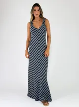 Vestido largo de tirantes con escote en V y diseño de rayas diagonales en tono azul y gris.