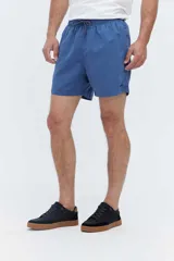 Short de baño azul, de corte clásico y largo corto, con cintura elástica y cordón ajustable bicolor. Cuenta con bolsillos laterales y uno trasero.