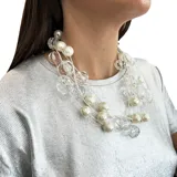 Collar de múltiples hilos con cuentas de perlas plásticas y cuentas de resina transparente. Cierre con mosquetón y cadena para regular el largo.