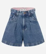 Short de jean estilo baggy con corte holgado, cintura alta, pliegues delanteros, bolsillos laterales y traseros, y trabillas para cinturón. Presenta un detalle de estampado vichy en el interior de la cintura.