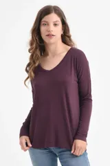 Remera manga larga color ciruela con escote en V.