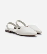 Zapatilla mule color marrón, con puntera fina y tira elástica en el tobillo.