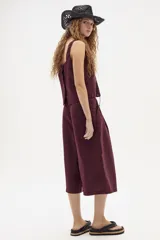 Bermuda color borgoña de lino con pinzas delanteras y corte a la rodilla.