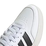 Championes Adidas Breaknet 3.0 de diseño urbano, confeccionados en material sintético blanco con las icónicas tres tiras laterales en negro. Presentan puntera perforada para mayor ventilación, interior acolchado y suela de goma resistente.