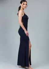 Vestido largo de fiesta color azul marino con acabado brillante, escote en V profundo, tirantes finos y espalda descubierta. Presenta un corte ajustado al cuerpo con una abertura lateral en la falda.