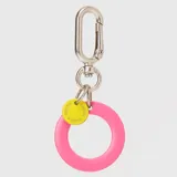 Llavero con dije en forma de letra A color rosado y pequeño dije circular amarillo con logo de la marca grabado. Incluye gancho metálico tipo mosquetón.