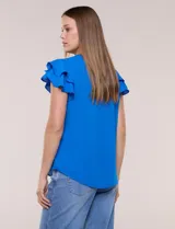 Blusa de gasa roja con escote en V y abotonadura parcial frontal. Presenta mangas cortas con doble volado y corte semi entallado.