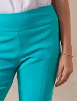 Pantalón celeste en gabardina elastizada marca Zac & Rachel. Pretina ancha con faja interna modeladora. Largo de pierna con costura frontal pespunteada. Trasera con bolsillos ojal simulados.