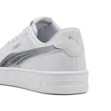 Championes Puma modelo Court Lally Metal, color blanco con detalles en plateado brillante en el logo lateral. Diseño de corte bajo con suela de goma blanca y cierre de cordones.