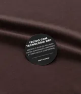 Remera deportiva de cuello redondo y manga corta, confeccionada con tecnología Dry para mayor transpirabilidad y control de la humedad. Presenta un diseño minimalista y funcional, ideal para actividades físicas.