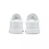 Championes Nike Air Jordan 1 Low de color blanco, con diseño clásico de perfil bajo, capellada de cuero sintético, perforaciones en la puntera para mayor transpirabilidad y suela de goma.