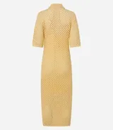 Vestido midi color amarillo pálido con efecto crochet, cuello polo, manga corta y abertura lateral. Confeccionado en algodón BCI más sostenible.