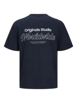 Remera azul marino de manga corta y cuello redondo con calce relajado. Cuenta con un pequeño estampado tipográfico en el pecho que dice "Originals Studio".