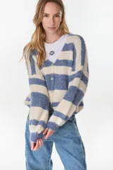 Cardigan tejido de punto a rayas horizontales en tonos crudo y beige, de manga larga y diseño holgado.