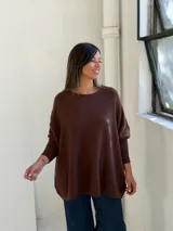Sweater de punto color chocolate, con cuello redondo, mangas largas con puños ajustados y diseño holgado de corte amplio.
