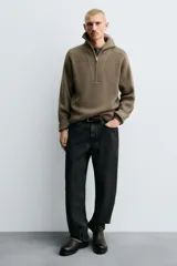 Bota de cuero con acabado abatanado, diseño de caña media, horma redonda y suela de goma con volumen a contraste.