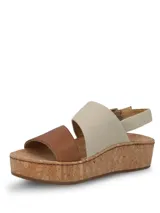 Sandalias de plataforma con suela de corcho y capellada combinada de cuero marrón y tira de tela beige en el empeine. Cuenta con tira trasera ajustable con hebilla metálica y detalles en cuero marrón.