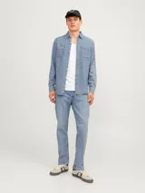 Jean de corte relajado y tiro alto con pierna recta, confeccionado en denim de tono azul claro con acabado stonewash. Presenta el clásico diseño de cinco bolsillos y cierre frontal con botones.