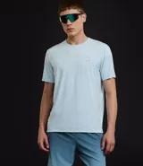 Remera deportiva masculina de manga corta y cuello redondo, confeccionada con tecnología Dry, que facilita la evaporación del sudor. Presenta un pequeño logo circular en el pecho.