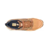 Championes Caterpillar modelo Grapple Leather, color tostado con detalles en marrón oscuro y suela de goma en tono crema. Presenta diseño robusto con paneles de cuero y malla, cordones al tono y logo de la marca en el lateral.