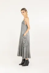 Vestido midi de satén liviano de viscosa color gris, con diseño amplio de inspiración cargo que incluye cuatro bolsillos dobles de solapa caída. Posee escote en V, breteles regulables, espalda baja y ruedo deshilachado.