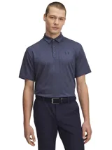 Remera tipo polo de golf Under Armour, modelo Playoff 3.0, de manga corta y color azul marino con estampado geométrico sutil. Cuenta con tapeta de tres botones y logo de la marca bordado en el pecho.