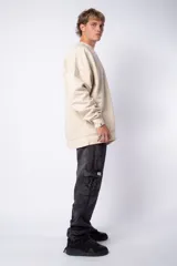 Pantalón cargo de jean con efecto lavado ácido en tono gris. Presenta bolsillos laterales tipo cargo, bolsillos frontales amplios y corte holgado.