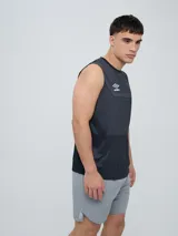 Musculosa deportiva Umbro modelo Axis para hombre, de color azul marino, con cuello redondo y logo impreso en el pecho.