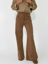 Pantalon de corte recto y tiro medio, confeccionado en gabardina color marrón. Presenta cierre frontal con botón y bolsillos laterales.