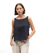 Musculosa de lino color azul marino, con escote redondo y laterales abiertos unidos por lazos decorativos.