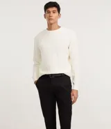 Pantalón de vestir color verde oscuro, corte slim, confeccionado en sarga de algodón y elastano.