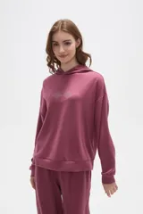 Canguro con capucha de calce holgado, color bordó, con detalle de aplique de strass en el pecho.