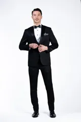 Ambo de fiesta Florenzi modelo Selvino, corte slim fit. Incluye saco con solapa en punta de raso, un botón frontal y botones forrados, junto con pantalón de vestir al tono. Presenta un sutil diseño de fantasía en la tela.