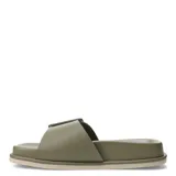 Sandalias tipo slide color negro, con diseño de tira ancha frontal y hebilla decorativa cuadrada al tono. Presentan una suela plana con plataforma baja y punta cuadrada.