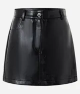 Short pollera de poliuretano color marrón, con diseño que imita el cuero, cintura con trabillas, bolsillos delanteros y bolsillo lateral estilo cargo.