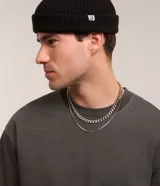 Remera de corte boxy y diseño liso, confeccionada en algodón con efecto desteñido, cuello redondo alto y mangas cortas.