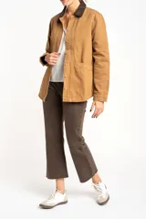 Sobrecamisa color camel de algodón con cuello marrón de cuero sintético, cierre frontal con botones, bolsillos de parche y corte recto.