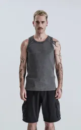Musculosa básica de tela morley en color gris oscuro, con corte slim-fit y cuello redondo con acabado desgastado.