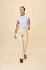 Pantalón wide leg de tiro alto color blanco, con diseño de cinco bolsillos y corte amplio.