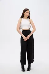 Pantalón ancho negro de poliéster, con tiro alto y cintura elástica.