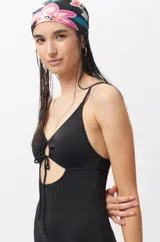 Malla entera celeste con breteles finos regulables, cut out con lazo en el centro y copas desmontables.