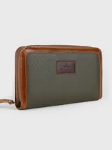 Billetera grande de cuero 100% genuino, combinada en color verde militar con detalles en marrón tostado, cierre perimetral y parche de cuero con logo grabado en el frente.