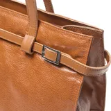 Cartera tipo tote de cuero color suela, con diseño de textura granulada, doble asa de hombro y detalle de tira horizontal con hebillas metálicas plateadas. Incluye logo de la marca grabado en el frente.