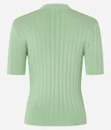 Blusa de tricot color verde claro, de manga corta y escote redondo con abertura frontal.